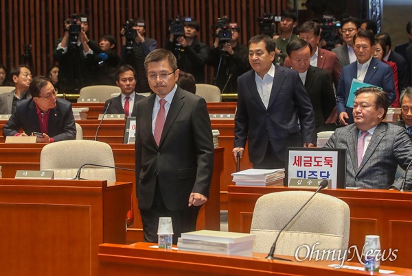 자유한국당 황교안 대표와 심재철 원내대표를 비롯한 의원들이 11일 오전 서울 여의도 국회에서 열린 의원총회에 참석하고 있다.
