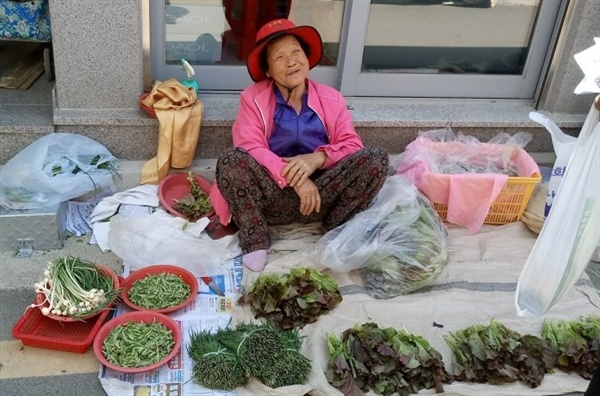 경주의 시골장날   할머니가 채소를 팔고 있다.