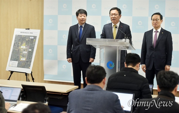 박남춘 인천시장이 12월 11일 시청 브리핑룸에서 부평미군기지(캠프마켓) 반환과 관련해 인천시 입장을 발표하고 있다.