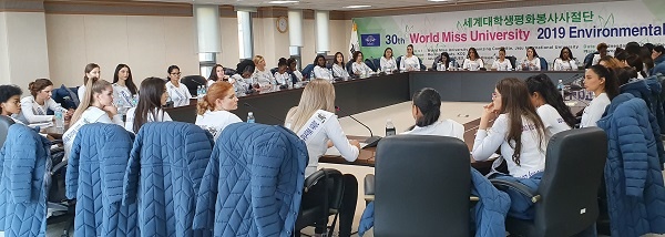 월드미스유니버시티 세계대회 참가자들이 11일 제주에서 평화와 환경에 대해 토론을 하고 있다.