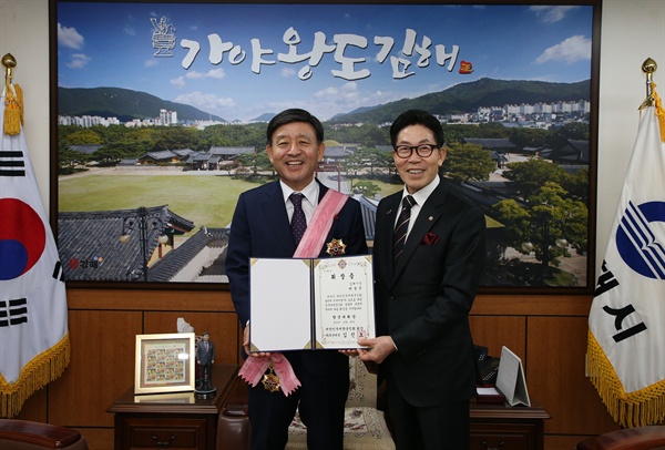 허성곤 김해시장, 향군대휘장 수상