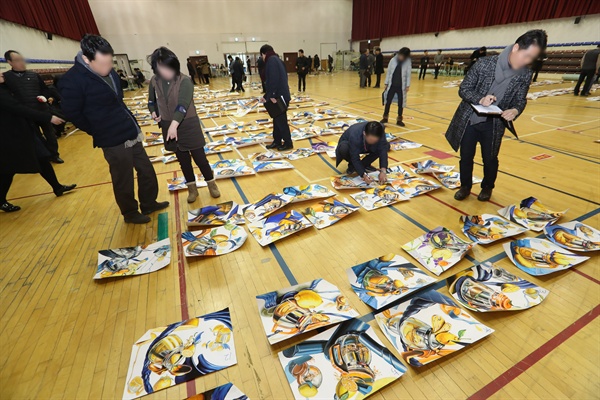 지난 2017년 1월 17일 대전 목원대 체육관에서 이 학교 미술대 정시 실기고사에 응시한 학생들의 작품을 미술대 교수들이 채점하고 있다.
