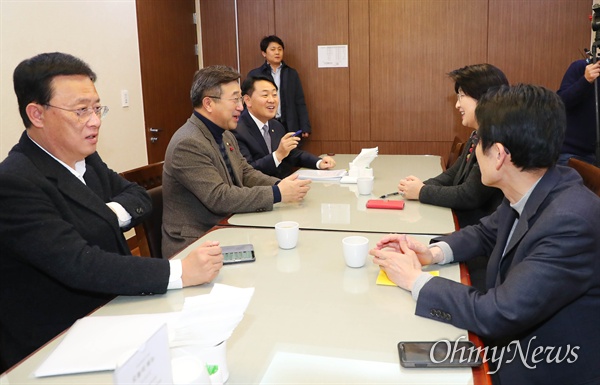 대안신당 유성엽 창당준비위원장(왼쪽부터), 더불어민주당 윤호중 사무총장, 바른미래당 김관영 최고의원, 민주평화당 박주현 의원(왼쪽부터), 정의당 윤소하 원내대표가 지난 12일 오후 여야 4+1 선거제 협의체 회동을 하는 모습. 민주당의 ‘30석 캡’ 제안으로 여야 '4+1' 협의체는 막판 협상에 난항을 겪고 있다.