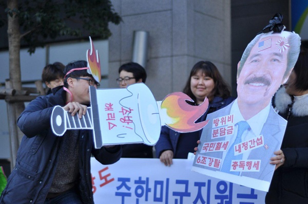  부산경남주권연대, 부산경남대학생진보연합은 12일 오후 주부산 미영사관 앞에서 ‘해리스 규탄’ 기자회견을 열었다.