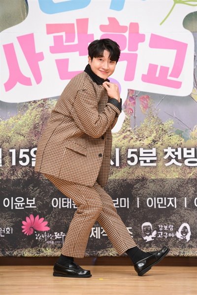  배우 장준현(최만수 역)이 포즈를 취하고 있는 모습.