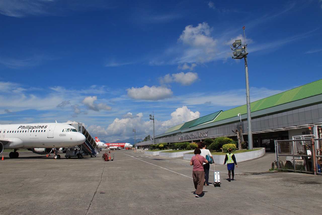  입국장까지 걸어 가야하는 필리핀 칼리보 공항 모습