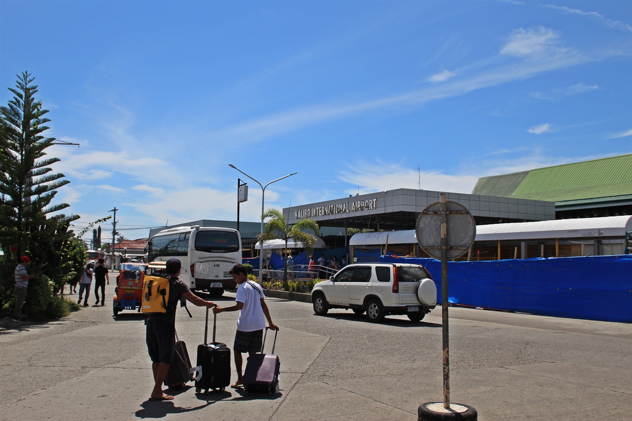  칼리보 공항 바로 앞에 있는 픽업 샌딩 업체들 모습 