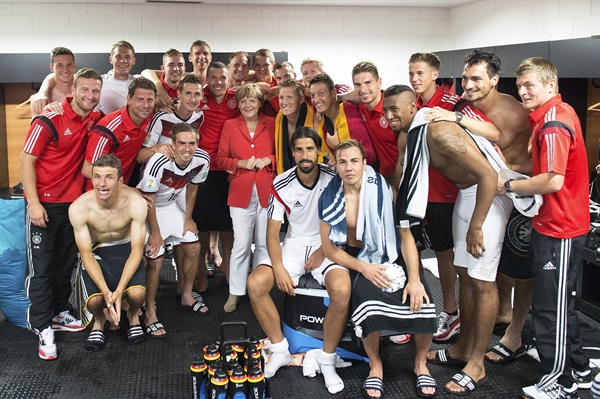 앙겔라 메르켈 독일 총리(가운데)가 2014년 여름 열린 브라질 월드컵에 출전한 독일 대표팀과 기념촬영하고 있다.