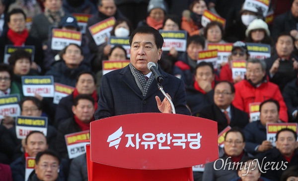  심재철 자유한국당 원내대표가 13일 오후 서울 여의도 국회 본청 계단에서 열린 패트스트랙 법안 날치기 상정 저지 규탄 대회에 참석해 발언하고 있다.