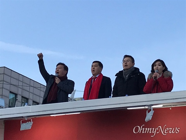 14일 오후 3시 40분경 황교안 자유한국당 대표가 청운효자동 주민센터 앞에서 트럭을 개조한 간이 무대에 올라 애국가를 부르고 있다. 옆에는 심재철 원내대표가 애국가를 따라 부르고 민경욱 자유한국당 의원이 애국가 반주에 맞춰 지휘를 하고 있다. 