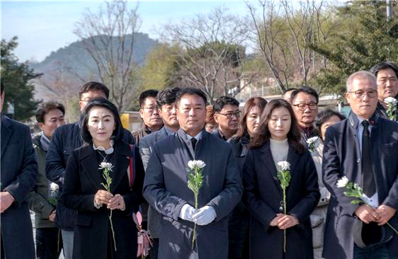 더불어민주당 김기운 창원의창지역위원장이 12월 13일 지지자들과 함께 봉하마을 고 노무현 전 대통령 묘소를 참배했다.