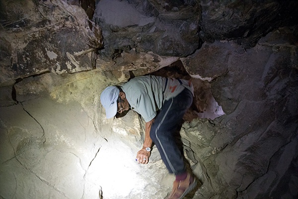 한 몽골 아저씨가 동굴벽화가 그려져 있는 구멍으로 부터 빠져나오고 있는 모습. 이 작은 구멍을 통과해 들어가면 구석기시대 동굴벽화를 만나볼 수 있다.