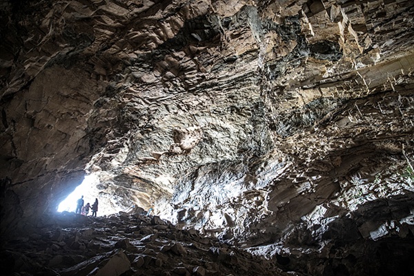 안쪽에서 입구를 보며 촬영한 호이트 쳉헤르 동굴 모습으로 높이가 20m에 달하는 동굴이다.