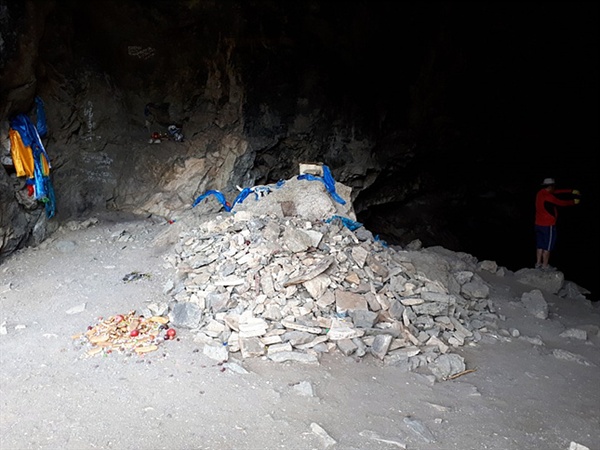 호이트 쳉헤르 동굴 입구 모습으로 오보와 하닥이 보인다.  