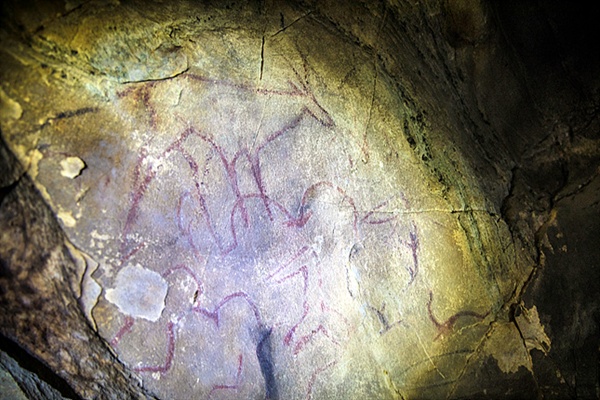 구석기시대 사람들이 그렸을 걸로 추정되는 호이트 쳉헤르 동굴벽화 모습.  영양과 쌍봉낙타로 추정되는 그림이 그려져 있었다. 1996년 유네스코가 세계문화유산에 등재했다.