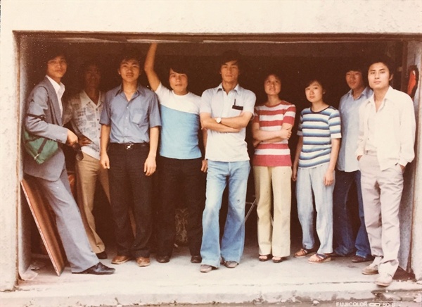  1980년대 얄라셩 회원들. 왼쪽에서 세번째가 김동빈 감독, 네번째 김인수 대표, 오른쪽 끝 김홍준 감독