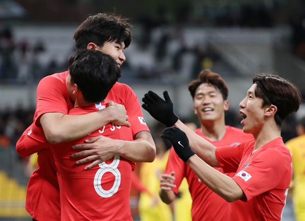  15일 오후 부산아시아드주경기장에서 열린 2019 동아시안컵 남자부 한국과 중국의 경기. 헤딩으로 선제골을 넣은 대한민국 김민재가 기뻐하고 있다.