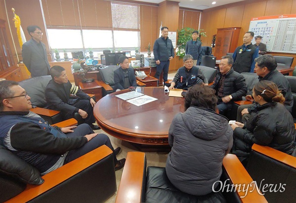 고 문중원 경마기수가 가입했던 민주노총 전국공공운수노동조합 부산본부와 유가족들은 16일 오전 한국마사회 부산경남경마공원 본관 현관 앞에서 “유가족 우롱하는 한국마사회 강력규탄 및 보전경마 취소 촉구 기자회견"을 연 뒤, 답변을 요구하며 본부장실을 찾았다.