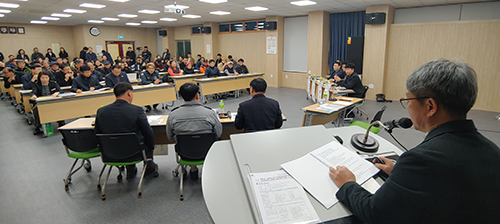 12월 13일 오후 7시 함양읍 행정복지센터에서 ‘함양 중고등학교 도로환경 개선사업’ 관련 군민참여형 토론회를 하고 있다.