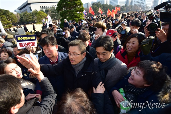 자유한국당 황교안 대표가 16일 오전 서울 여의도 국회 본관 앞 계단에서 열린 '공수처법 선거법 날치기 저지 규탄대회'에서 지지자들과 인사하고 있다. 