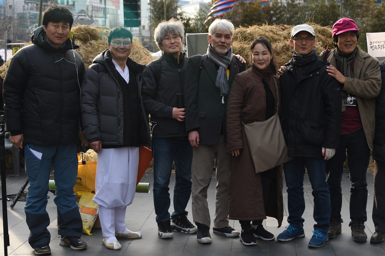 한국민족춤협회 춤꾼들 지난 2월 26일 사흘 앞으로 다가온 3?1 만세운동 100주년 기념 영산줄댕기기 행사를 위한 기원제 직후 청계광장에 선 협회 주요 인사들. 우측 3번째가 장순향 이사장, 그 옆 4번째가 변우균 사무총장이다.