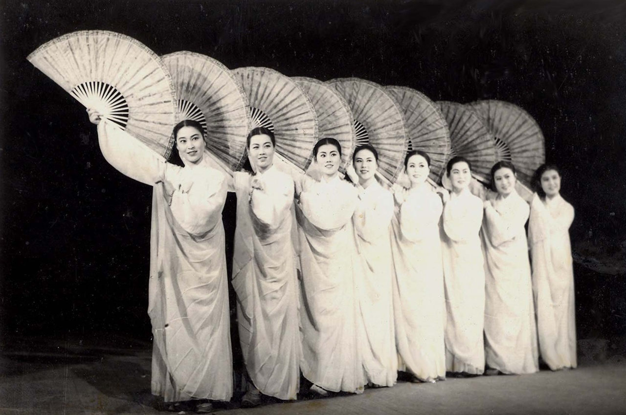 1963년 군무 “부채춤”, 최금성 개편작과 같은 귀중한 역사적 자료도 이번 공연에서 영상으로 관객은 만날 수 있다.