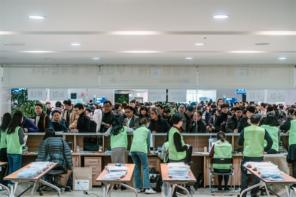  그린보트 출항 전, 부산항 체크인 카운터에 보인 참가자들