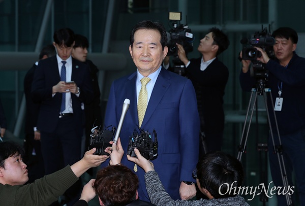 정세균 국무총리 후보자가 17일 오후 서울 여의도 국회 의원회관에서 취재진의 질문을 받고 있다. 