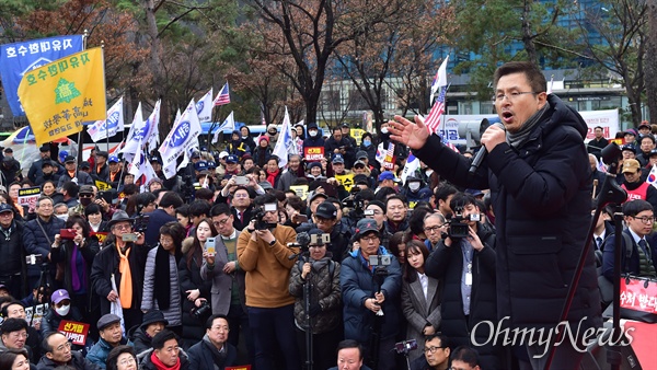 황교안 자유한국당 대표가 17일 국회 밖에서 열린 공수처법 선거법 날치기 저지 규탄대회에서 발언을 하고 있다.