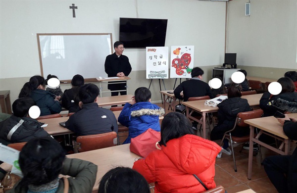 천주교 마산교구 민족화해위원회는 지난 7일 거제 옥포성당에서 북한일탈주민 자녀의 장학금 전달식을 가졌다.