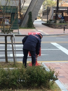시흥우체국 집배원 최승묵 씨가 배달을 마치고 들어오면서 거리의 우편함에서 보내는 우편물을 수거하고 있다. 