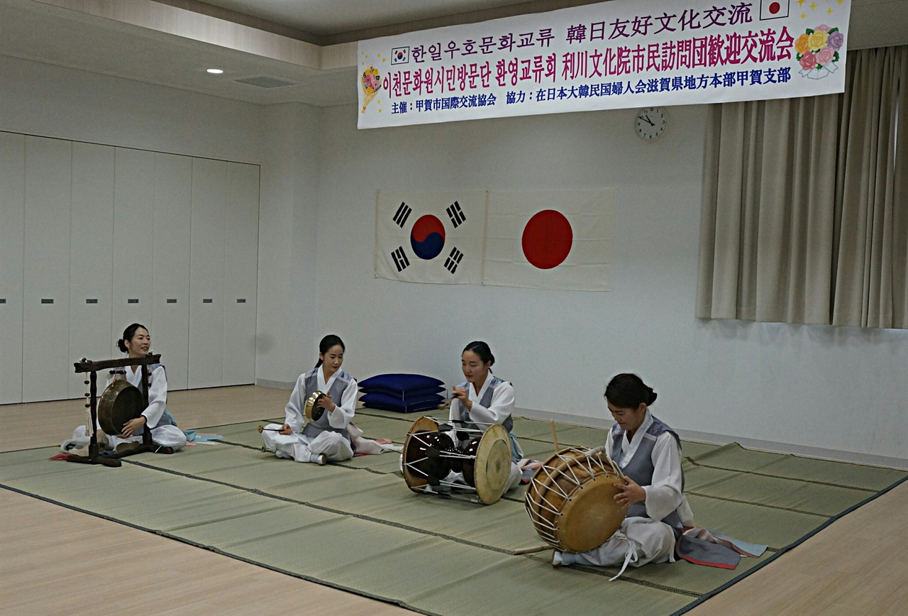  14일 오전, 고카시 ‘마을만들기활동센터 마룸’에서 열린 이천문화원 시민방문단과 고카시국제교류협회의 한일 시민문화교류회에서 이천거북놀이보존회 사물놀이 공연팀은 '삼도 사물놀이'를 연주해 교류단으로부터 뜨거운 갈채를 받았다. 