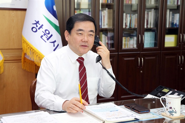허성무 경남 창원시장은 18일 유은혜 사회부총리 및 교육부장관과 전화통화에서 북면1고등학교 설립을 건의했다.