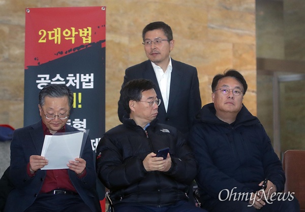 황교안 자유한국당 대표가 18일 오전 서울 여의도 국회 로텐더홀에서 열린 최고위원-중진의원 연석회의에서 정진석(맨 오른쪽), 신상진 의원과 인사를 나눈 뒤 자리로 향하고 있다.