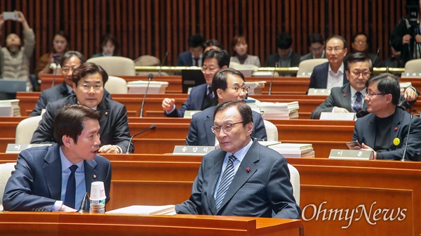 더불어민주당 이해찬 대표, 이인영 원내대표 등 소속 의원들이 18일 오후 서울 여의도 국회에서 열린 의원총회에 참석해 선거법 처리를 위한 의견을 수렴하기 위해 논의하고 있다.