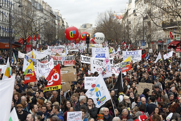 지난 2019년 12월 18일 프랑스 파리에서 정부의 연금 개편에 반대하는 시위대가 거리를 행진하고 있다. 이날 프랑스 전역에서 정부의 퇴직연금체제 개편에 반대하는 제3차 총파업 대회가 진행됐다.