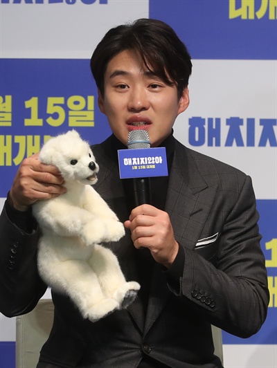  배우 안재홍이 18일 서울 강남구 신사동 압구정CGV에서 열린 영화 '해치지 않아' 제작발표회에서 배역을 소개하고 있다. 