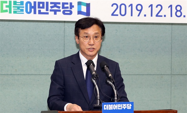 신영대 전 더불어민주당 군산지역위원장이 18일 전북도의회에서 기자회견을 열고 내년 총선에서 군산 출마를 선언하고 있다. 
