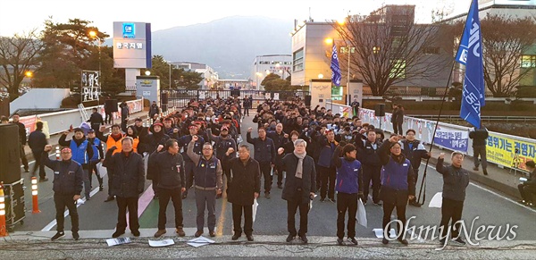 민주노총 경남본부는 18일 늦은 오후 한국지엠 창원공장 앞에서 “한국지엠 비정규직 대량해고 박살 경남노동자대회”를 열었다.