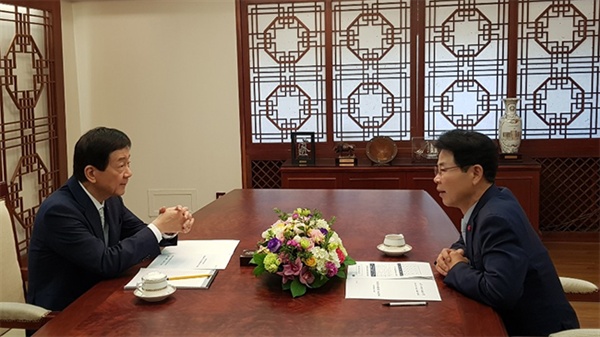 18일 김한근 강릉시장이 정부청사를 방문해 진영 행정안정부 장관을 면답하고 있다.
