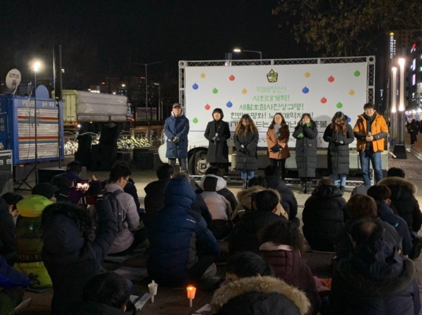 안산 송년촛불민주광장에서 안젤로가 노래 공연하고 있다.
