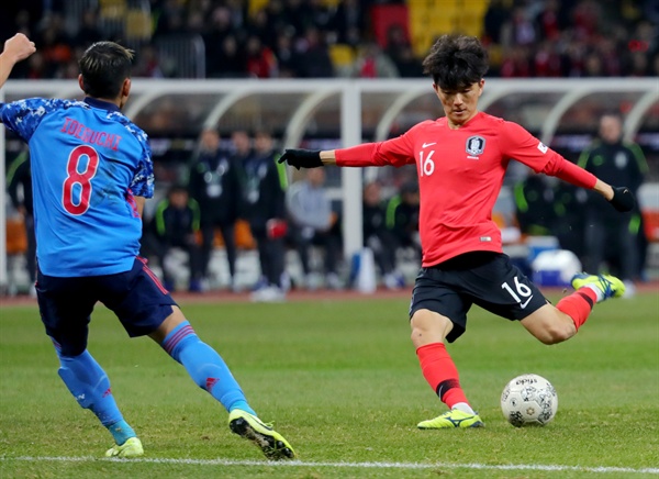황인범, 첫 골의 순간 18일 부산아시아드주경기장에서 열린 2019 동아시안컵 결승전 한국과 일본의 경기에서 한국 황인범이 선취골을 넣고 있다.