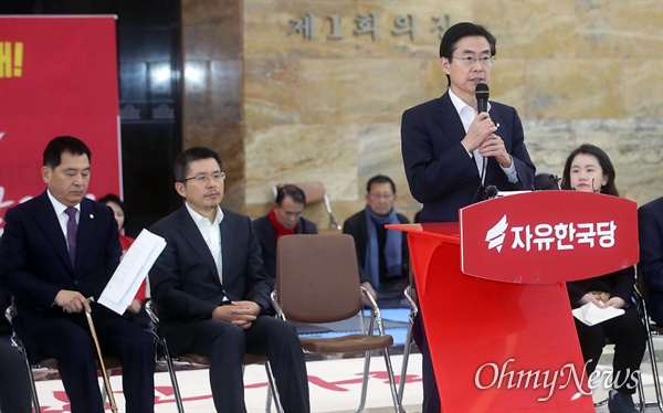  조경태 자유한국당 최고위원이 19일 오전 서울 여의도 국회 로텐더홀에서 열린 최고위원회의에서 "문재인 정권과 민주당, 정직하지 못하고 반칙과 변칙과 꼼수에 능하다는 것을 나는 알고 있다"며 "내년 총선은 그 어느 때보다도 부정선거 가능성이 매우 짙다"고 말했다.