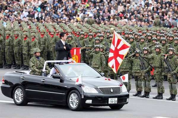 아베 신조(安倍晋三) 일본 총리가 2018년 10월 14일 일본 육상자위대 사열 행사에서 예를 표하고 있다.