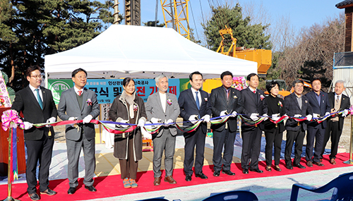  인산가는 12월18일 오후 인산관광호텔 기공식 및 안전 기원제에서 관계자들이 테이프커팅식을 하고 있다.