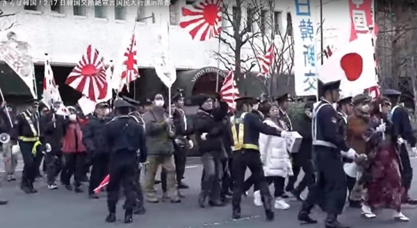 지난 2019년, 전범기 등을 흔들며 '일본-한국 국교단절선언 대행진' 등 혐한 시위를 진행 중인 일본 내 혐한단체(유튜브 채널 それぞれの主張 갈무리)