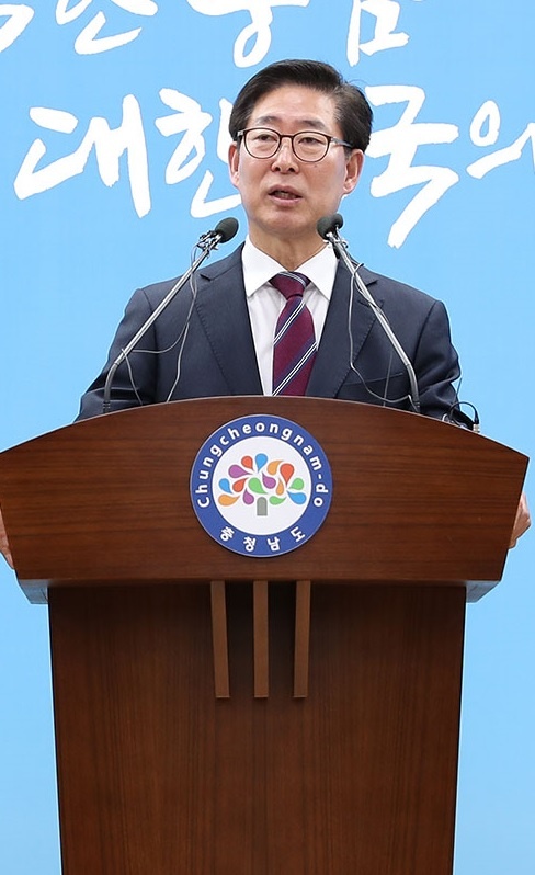 양승조 지사가 19일 오후 충남도청 브리핑룸에서 열린 기자회견에서 서산의료원의 서울대병원 위탁과 관련한 질문에 자신의 의견을 밝히고 있다.