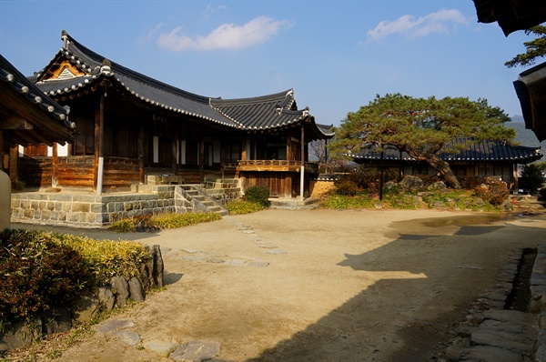 대문 밖에서는 바로 보이지 않는 곳에 잘 생긴 사랑채가 서있고 한편에 석가산이 있다.