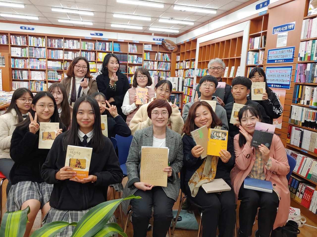 심윤경 작가님 우리문고 강연회. 낯을 가린다는 권나윤씨는 존경하고 좋아하는 심윤경 작가님이랑 밥도 잘 먹고 이야기도 잘했다.^^