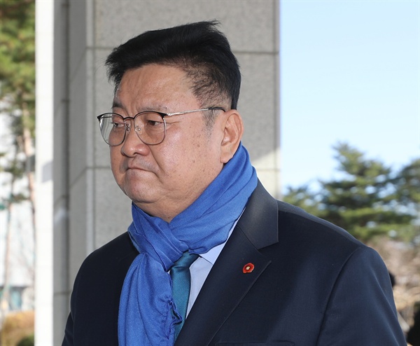 임동호 더불어민주당 전 최고위원이 19일 오후 검찰 조사를 받기 위해 울산지검에 출석하고 있다.